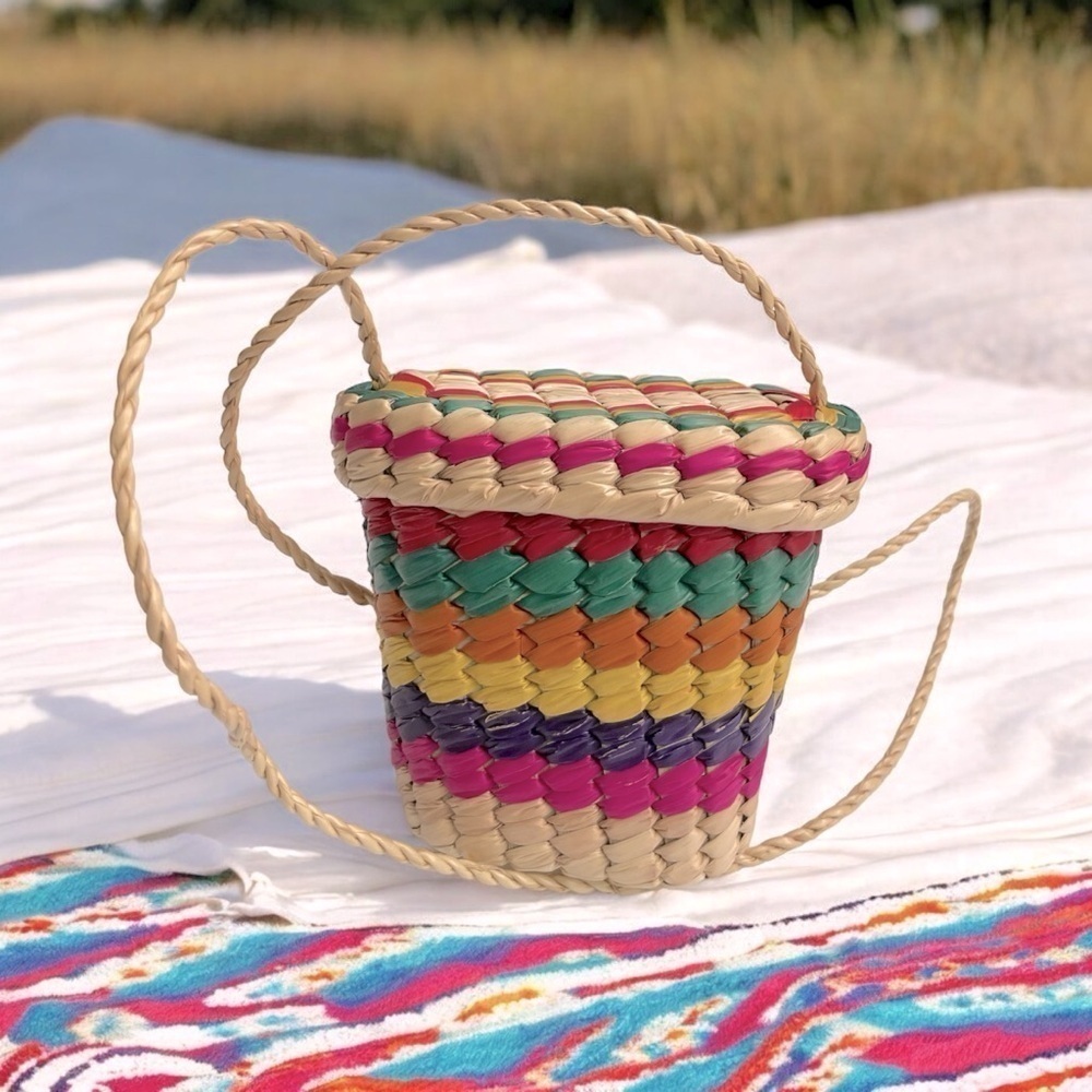 Vintage Woven Basket
Shoulder Bag Crossbody
Attached Lid